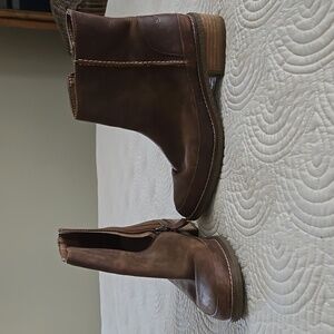 Sperry brown distressed leather ankle boot.